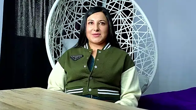 cuteeimy online show from November 6, 2025, 6:56 pm