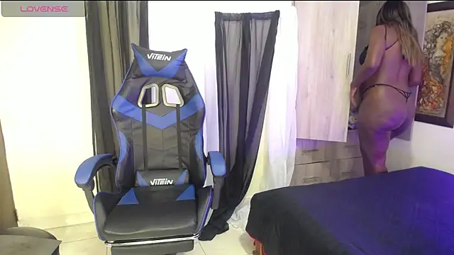 MONIQUE-LAMOUR online show from October 28, 2025, 4:24 am