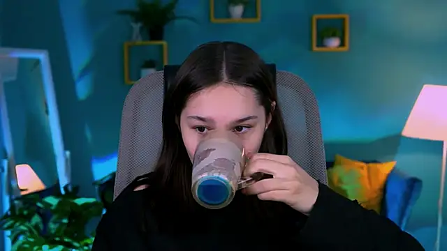 KimClarks  online show from November 9, 2025, 2:43 pm