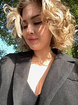 KellyKeler online show from October 3, 2025, 12:50 pm