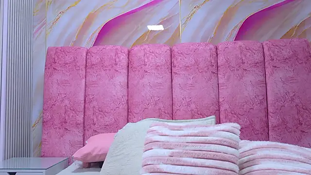 emmacurvy online show from March 27, 2026, 3:04 am