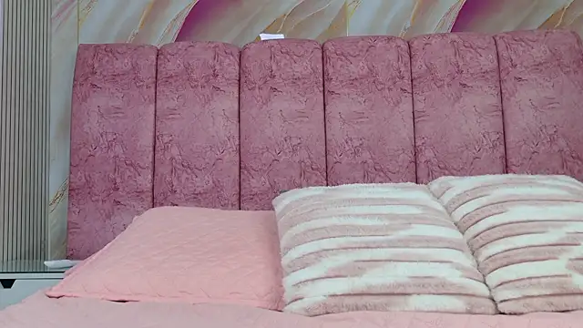 emmacurvy online show from April 18, 2026, 3:09 am