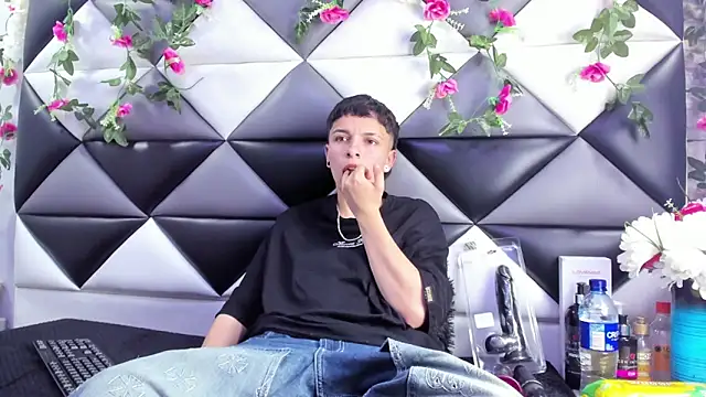 Megan Thompson  online show from December 3, 2025, 2:34 am