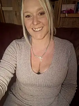 Bouncy-Bella28X online show from December 15, 2025, 1:06 pm