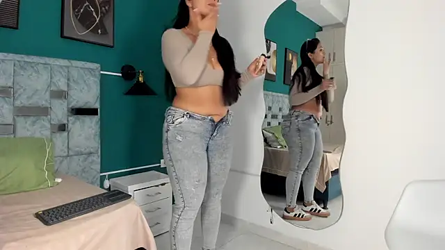 Snapshot of tamara_lovv chatting on December 5, 2025, 12:15 pm tamara lovv online show from December 5, 2025, 12:15 pm