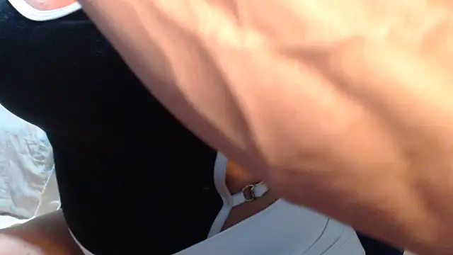 Snapshot of Stronggsexy chatting on February 11, 2026, 10:31 pm Stronggsexy online show from February 11, 2026, 10:31 pm