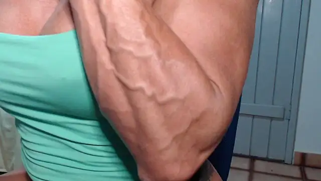 Snapshot of Stronggsexy chatting on December 17, 2025, 10:26 pm Stronggsexy online show from December 17, 2025, 10:26 pm