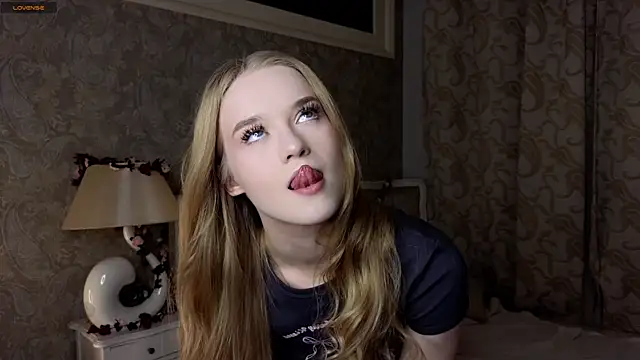 Snapshot of Emma_Frosty chatting on October 24, 2025, 7:13 pm Emma Frosty online show from October 24, 2025, 7:13 pm