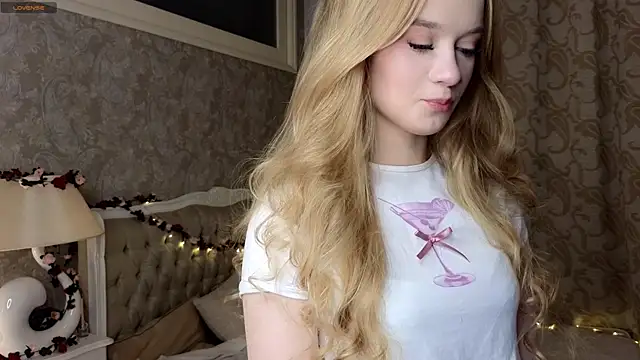 Snapshot of Emma_Frosty chatting on October 17, 2025, 9:38 pm Emma Frosty online show from October 17, 2025, 9:38 pm