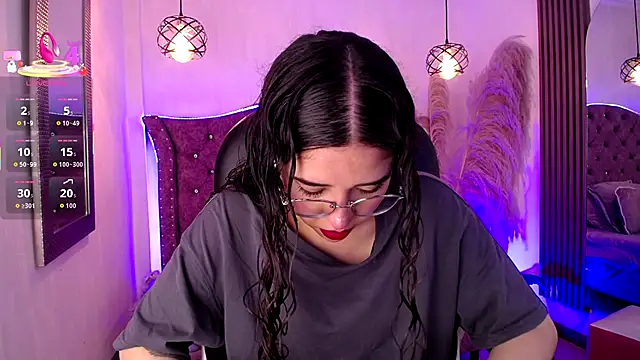 Snapshot of Amara_Davis chatting on December 1, 2025, 3:40 am Amara Davis online show from December 1, 2025, 3:40 am