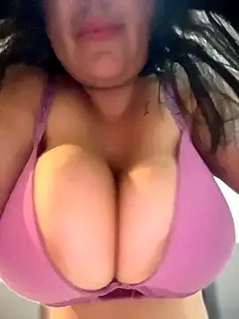 victoria amatista  online show from April 12, 2026, 6:27 am