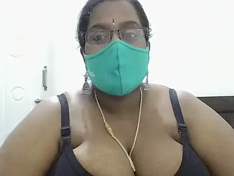 Snapshot of Reena-gowda chatting on October 25, 2025, 1:45 pm Reena-gowda online show from October 25, 2025, 1:45 pm