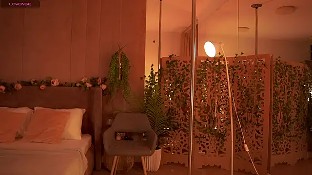 Serena Waldarf online show from September 19, 2025, 6:01 pm