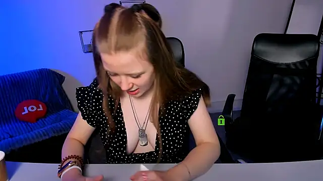 Snapshot of foxy_tease_ chatting on September 22, 2025, 12:49 am foxy tease online show from September 22, 2025, 12:49 am