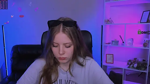 Snapshot of foxy_tease_ chatting on November 6, 2025, 12:31 pm foxy tease online show from November 6, 2025, 12:31 pm