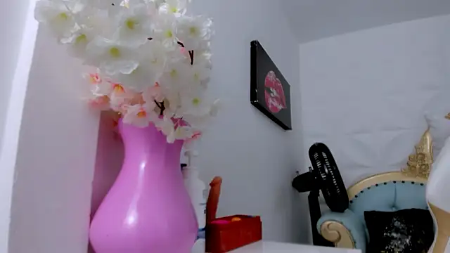 eimy skinny  online show from January 17, 2026, 12:31 pm