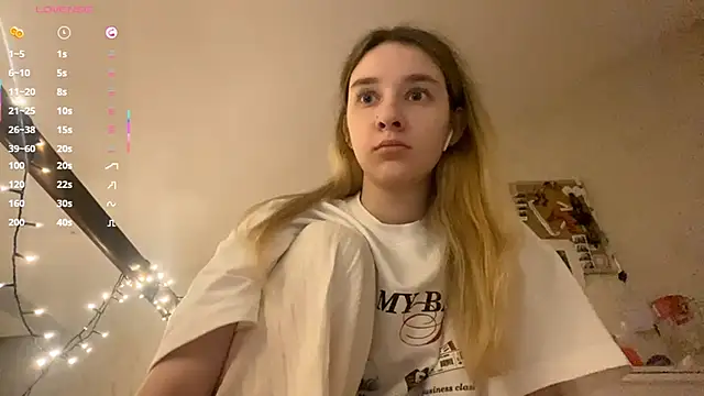 Snapshot of DanaCore chatting on November 9, 2025, 4:55 pm DanaCore online show from November 9, 2025, 4:55 pm