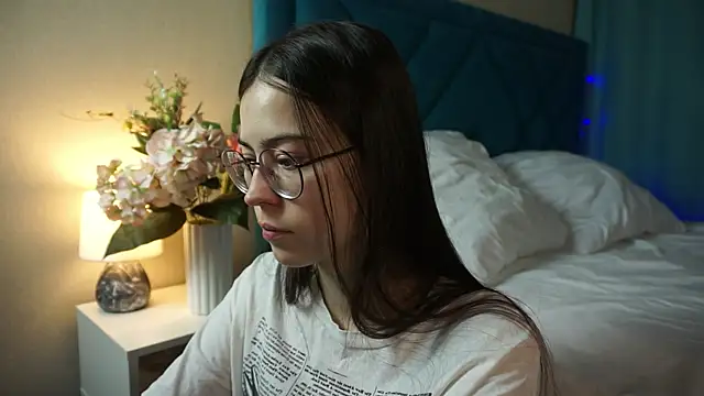 Snapshot of ywixos chatting on January 13, 2026, 2:21 pm ywixos online show from January 13, 2026, 2:21 pm