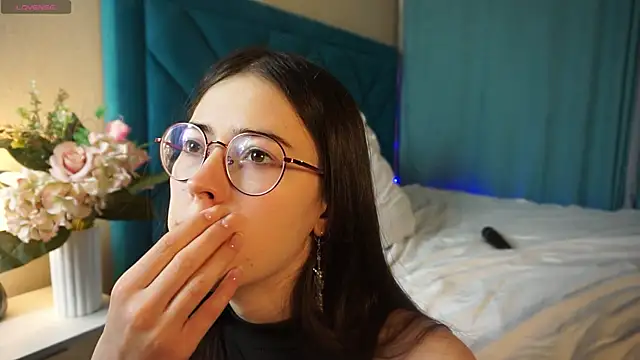 Snapshot of ywixos chatting on December 5, 2025, 2:48 pm ywixos online show from December 5, 2025, 2:48 pm