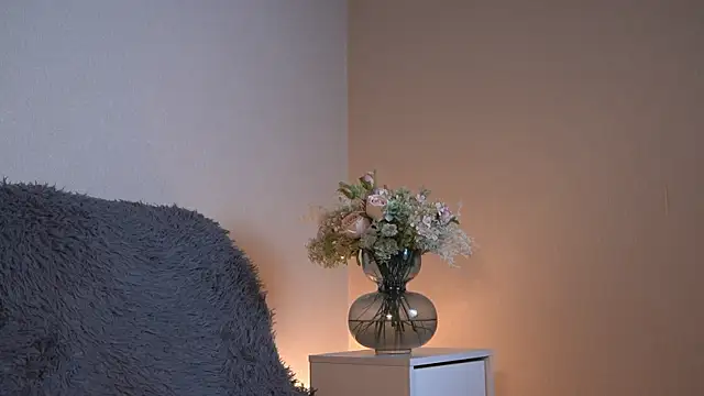 Snapshot of ywixos chatting on December 13, 2025, 9:43 pm ywixos online show from December 13, 2025, 9:43 pm