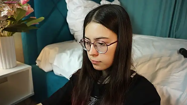 Snapshot of ywixos chatting on December 18, 2025, 2:32 pm ywixos online show from December 18, 2025, 2:32 pm