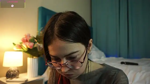 Snapshot of ywixos chatting on November 18, 2025, 3:37 pm ywixos online show from November 18, 2025, 3:37 pm