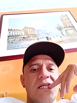 Snapshot of leon8013A chatting on November 17, 2025, 4:33 pm leon8013A online show from November 17, 2025, 4:33 pm