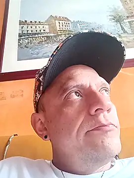 Snapshot of leon8013A chatting on November 15, 2025, 1:26 pm leon8013A online show from November 15, 2025, 1:26 pm