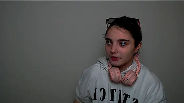 Snapshot of Sun_Shine__ chatting on October 29, 2025, 11:25 pm Sun Shine online show from October 29, 2025, 11:25 pm