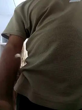 Snapshot of Desirock001 chatting on November 7, 2025, 4:22 pm Desirock001 online show from November 7, 2025, 4:22 pm