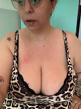 Snapshot of LupeLok chatting on November 17, 2025, 4:33 pm LupeLok online show from November 17, 2025, 4:33 pm