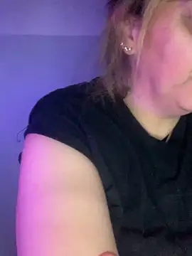 Snapshot of LupeLok chatting on December 3, 2025, 4:24 am LupeLok online show from December 3, 2025, 4:24 am