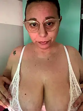 Snapshot of LupeLok chatting on November 18, 2025, 3:59 pm LupeLok online show from November 18, 2025, 3:59 pm