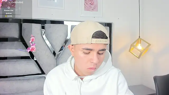 lianfox  online show from November 1, 2025, 1:05 pm