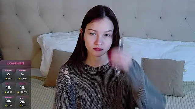 Snapshot of MichelleRoux chatting on November 8, 2025, 1:36 pm MichelleRoux online show from November 8, 2025, 1:36 pm