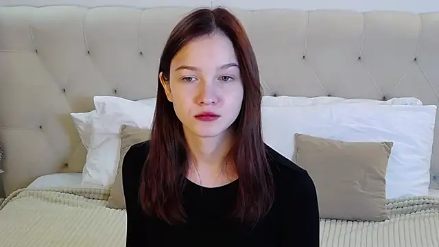 Snapshot of MichelleRoux chatting on November 7, 2025, 1:15 pm MichelleRoux online show from November 7, 2025, 1:15 pm