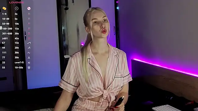 Snapshot of HitchcocianBlonde chatting on October 1, 2025, 6:01 pm HitchcocianBlonde online show from October 1, 2025, 6:01 pm