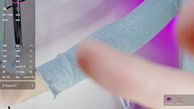 Snapshot of ema_ch2525 chatting on November 3, 2025, 2:09 pm ema ch2525 online show from November 3, 2025, 2:09 pm