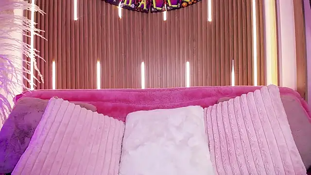 Snapshot of MylaDreams chatting on October 31, 2025, 3:36 am MylaDreams online show from October 31, 2025, 3:36 am