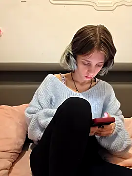 Snapshot of Little_evil00 chatting on October 4, 2025, 8:10 pm Little evil00 online show from October 4, 2025, 8:10 pm