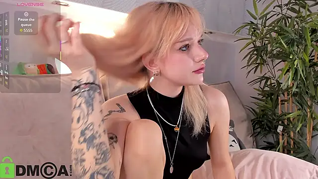 Molly Platt online show from March 27, 2026, 9:10 am