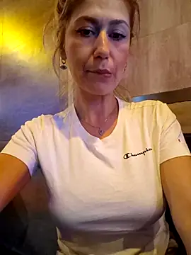 Snapshot of CelynaRoss chatting on January 18, 2026, 10:40 am CelynaRoss online show from January 18, 2026, 10:40 am