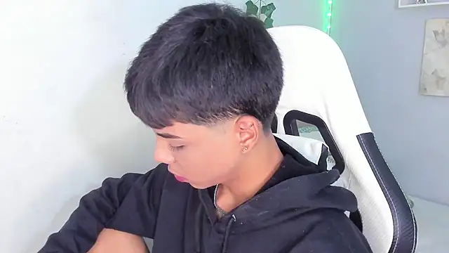 Snapshot of Thomas_wil chatting on October 29, 2025, 7:18 am Thomas wil online show from October 29, 2025, 7:18 am