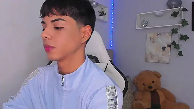 Snapshot of Thomas_wil chatting on November 1, 2025, 1:23 am Thomas wil online show from November 1, 2025, 1:23 am