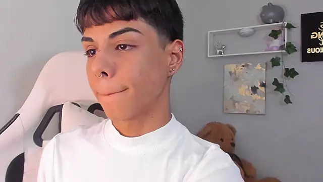 Snapshot of Thomas_wil chatting on November 18, 2025, 6:39 am Thomas wil online show from November 18, 2025, 6:39 am