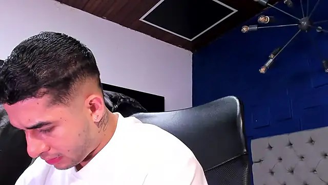 Snapshot of king_falconer chatting on December 14, 2025, 11:43 pm king falconer online show from December 14, 2025, 11:43 pm