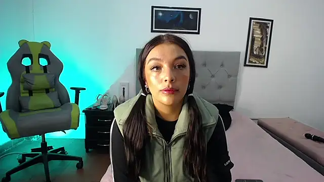 Snapshot of Esmeraldaa- chatting on November 5, 2025, 3:31 am Esmeraldaa- online show from November 5, 2025, 3:31 am