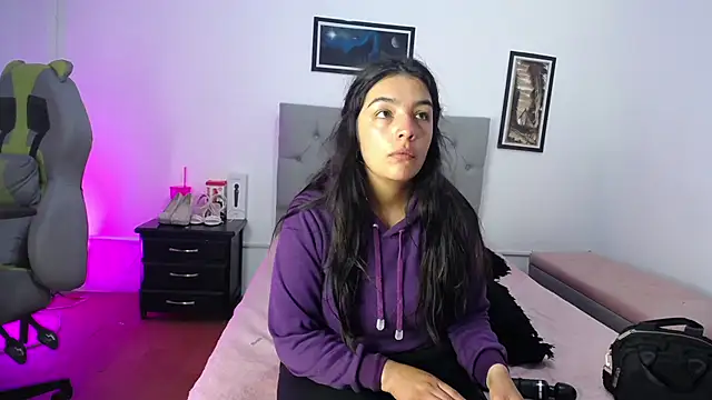 Snapshot of Esmeraldaa- chatting on October 18, 2025, 4:58 am Esmeraldaa- online show from October 18, 2025, 4:58 am