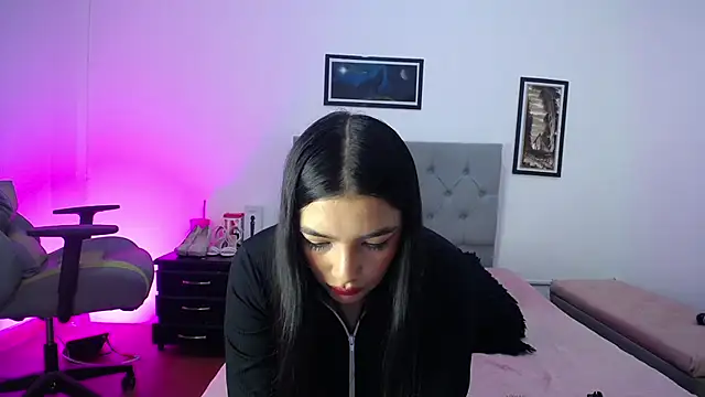 Snapshot of Esmeraldaa- chatting on October 19, 2025, 4:48 am Esmeraldaa- online show from October 19, 2025, 4:48 am