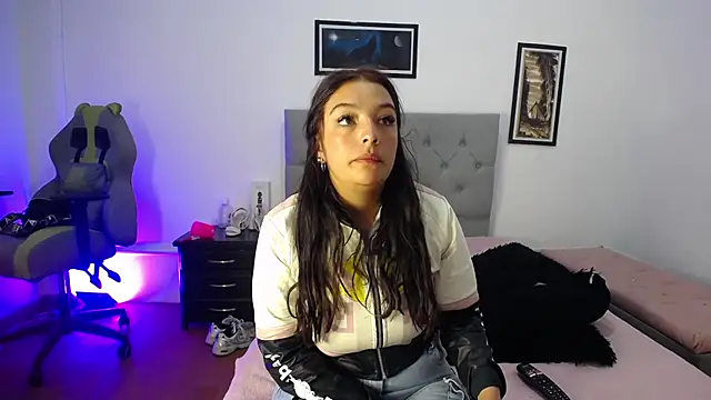 Snapshot of Esmeraldaa- chatting on November 3, 2025, 3:34 am Esmeraldaa- online show from November 3, 2025, 3:34 am